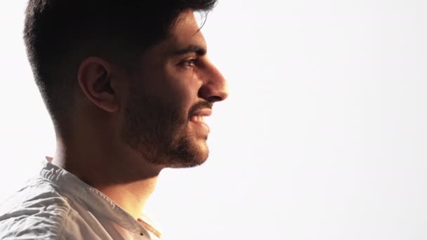 Szczęśliwy Człowiek Portret Profilowy Pozytywna Inspiracja Przystojny Uśmiech Facet Pozowanie — Wideo stockowe
