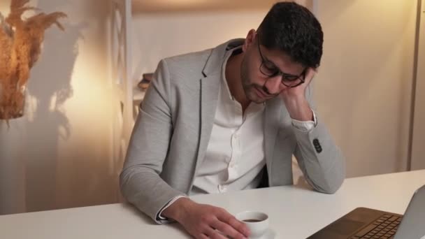 Utmattat Arbete Sovande Man Projektets Deadline Trött Kille Sitter Skrivbord — Stockvideo