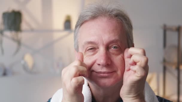 Manlig Hudvård Aging Behandling Morgongrooming Glad Äldre Man Som Applicerar — Stockvideo