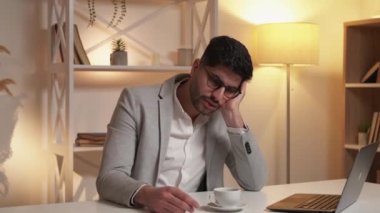 İş sorunu. Yorgun adam. Hoşnutsuz bir durum. Bitkin düşen üzgün adam dizüstü bilgisayarı açtı. Kahve fönlü gölge odası içti..