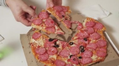 Titiz pizza. Mutlu adamlar. Ev tatili. Pozitif baba ve oğul akşam yemeğinin tadını çıkarıyorlar. Birlikte bira içiyorlar. Aydınlık odada masa başında oturuyorlar..