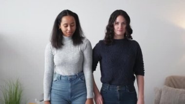 Komik arkadaşlar. Oyuncu kadınlar. Zor bir oyun. Mutlu meraklı bayanlar birbirlerini kışkırtıyorlar. İç mekânda el ele tutuşuyorlar..