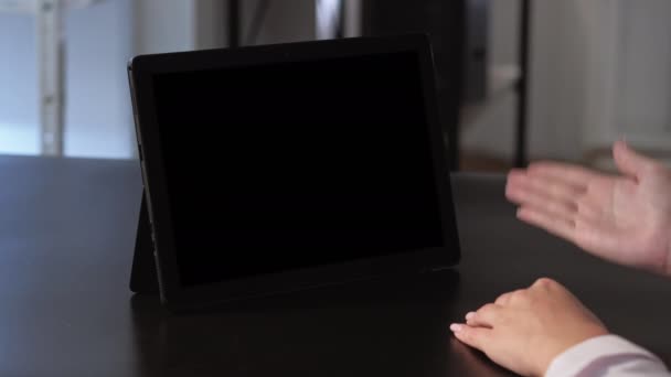 Leerer Bildschirm Digitales Treffen Professionelle Telearbeit Weibliche Hände Tablet Mit — Stockvideo