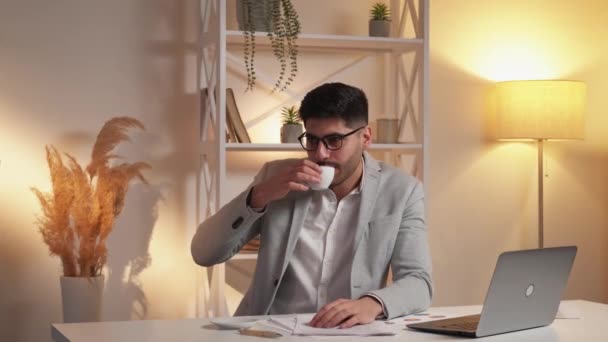 Pracovní Přestávka Spokojený Muž Úspěšný Život Happy Chlap Těší Kávu — Stock video