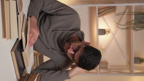 Vertikální Video Nezájem Vzdělání Nudný Muž Unavený Chlap Sedí Stůl — Stock video