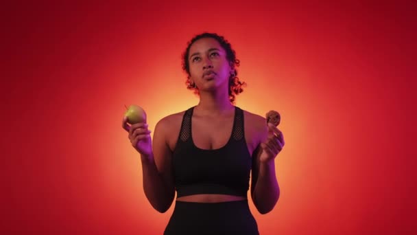 Makanan Tidak Sehat Wanita Ragu Ragu Masalah Diet Wanita Sportif — Stok Video