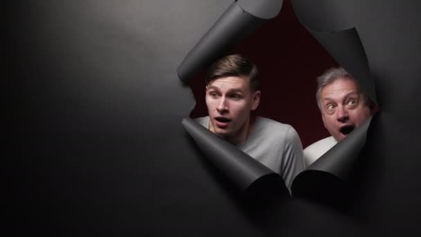 Lächerlicher Ort Neugierige Männer Ausdrucksstarke Emotionen Überrascht Lachende Vater Und — Stockvideo