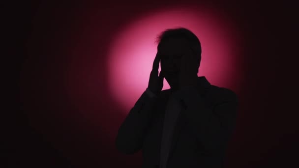 Huvudvärk Sjuk Gammal Man Neonljus Porträtt Stressade Affärer Hane Greppa — Stockvideo