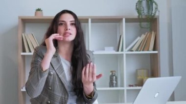 Çevrimiçi koçluk. Web sunumu. Giysi toplantısı. Kendine güvenen iş kadını dijital ofiste dizüstü bilgisayarla çalışma stratejisini konuşuyor. Uzun video çekimi.