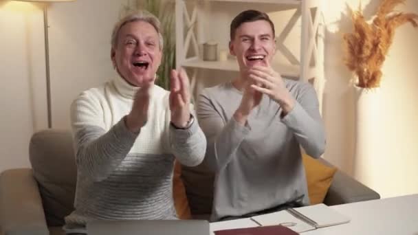 Hälsningar Applåder Lyckliga Män Bra Utredning Glada Äldre Och Yngre — Stockvideo
