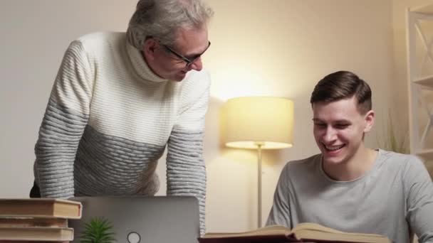 Inspirovaná Výchova Šťastní Muži Dobrý Výsledek Nadšený Otec Podporující Syna — Stock video