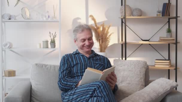 Loisirs Lecteur Bon Week End Heureux Homme Âgé Assis Canapé — Video