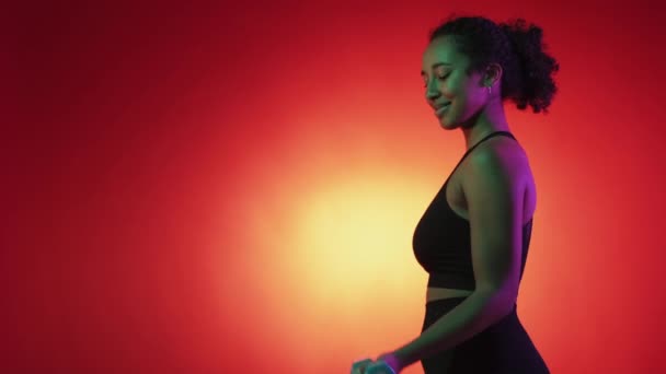 Spor Hayatı Mutlu Kadın Reklam Arkaplanı Spor Giysilerinde Neon Işıklı — Stok video