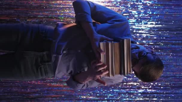 Video Verticale Uomo Intelligente Libri Interessanti Ritratto Luce Neon Eccitato — Video Stock