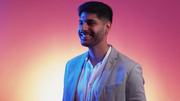 Úspěšný Život Šťastný Muž Neonový Světelný Portrét Fešák Veselý Chlap — Stock video
