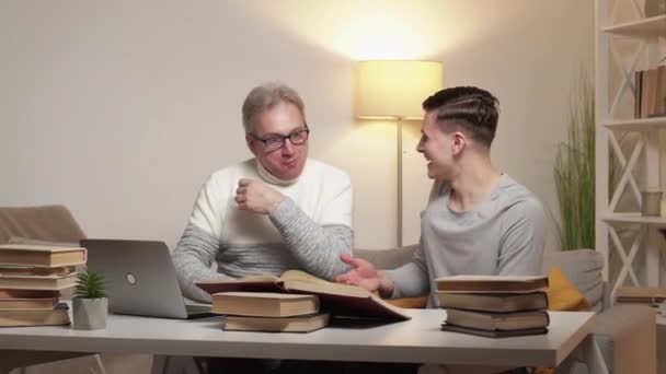Έρευνα Βιβλίου Ενθουσιασμένοι Άντρες Επιτυχές Αποτέλεσμα Εκφράζοντας Ευτυχισμένο Πατέρα Και — Αρχείο Βίντεο