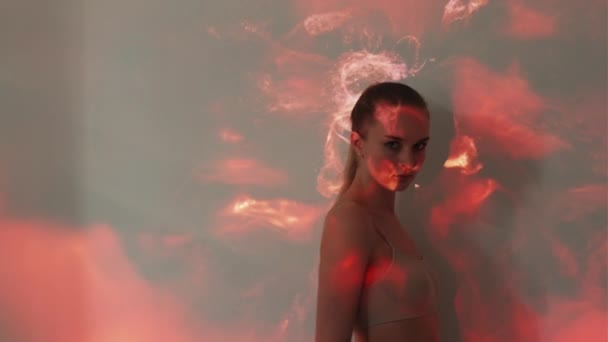 シルエットの女性の肖像画 情熱的な気分 自由の心 強力な自信のある女性ヌード下着見てまっすぐポーズ赤光雲ダブル露出背景 — ストック動画