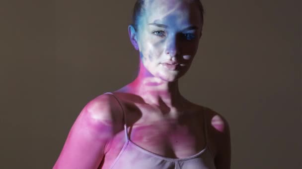 安静的女人剪影肖像 概念艺术 穿着裸体内衣的漂亮女士 穿着粉色蓝色双光反射镜 背景为褐色胶乳 泰然自若 — 图库视频影像