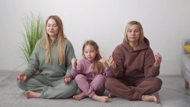 Méditation Maison Une Famille Calme Génération Féminine Tranquille Mère Grand — Video