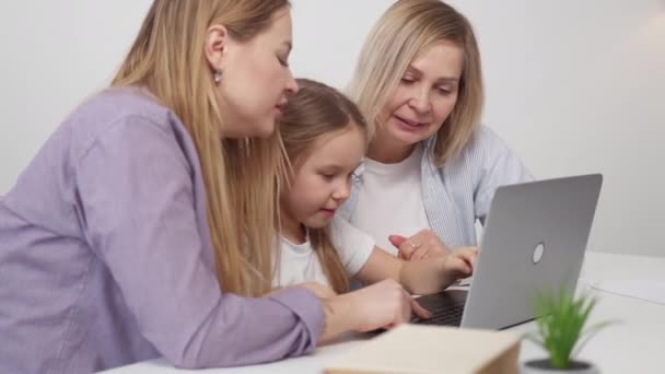 Arbeitslaptop Kleines Mädchen Familienbildung Nettes Kind Studiert Typ Laptop Mit — Stockvideo