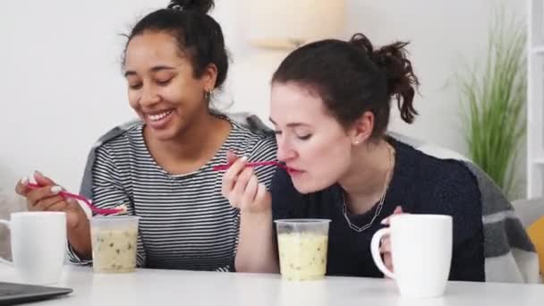 Testy Fast Food Zadowolone Kobiety Wypoczynek Domu Happy Przyjaciół Jedzenie — Wideo stockowe