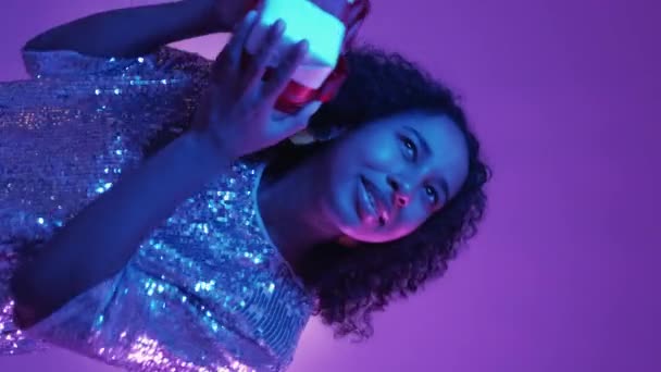 Verticale Video Feestelijke Gift Neon Lichte Vrouw Een Aangename Verrassing — Stockvideo