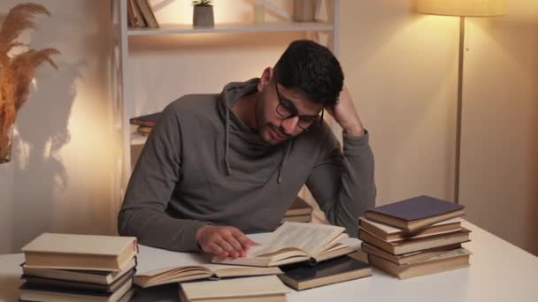 Une Éducation Ennuyeuse Homme Fatigué Étudier Les Informations Gars Désintéressé — Video