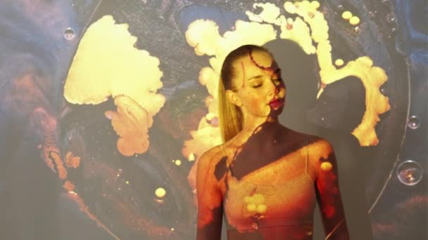 Genezende Energie Kalmeer Een Vrouw Conceptueel Kunstportret Vreedzaam Silhouet Vrouw — Stockvideo