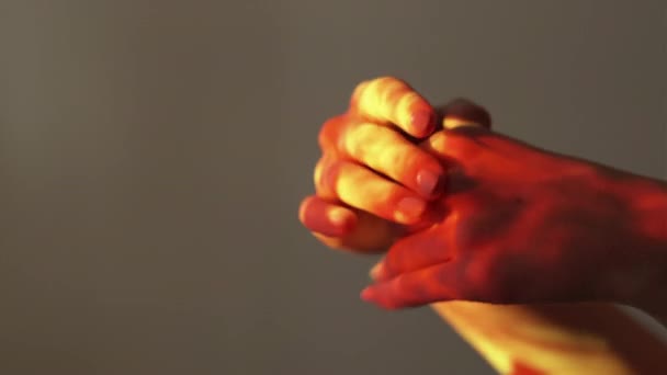 Heilende Energie Körperpflege Konzeptkunst Weibliche Hände Bewegen Sich Auf Braunem — Stockvideo
