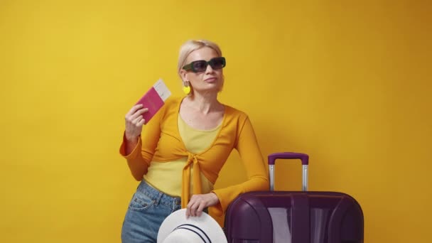 Viaje Vacaciones Mujer Sorprendida Curioso Viaje Señora Confiada Quitándose Las — Vídeos de Stock
