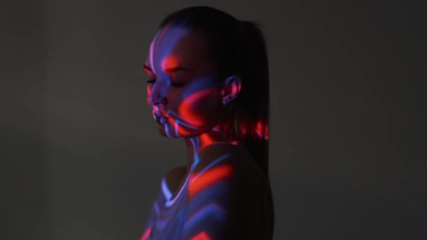 Lugn Energi Kvinnligt Siluettporträtt Konceptuell Konst Vacker Kvinna Dansar Neon — Stockvideo