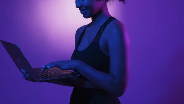 Internetowy Sport Neonowa Kobieta Technologia Cyfrowa Happy Lady Odzieży Sportowej — Wideo stockowe