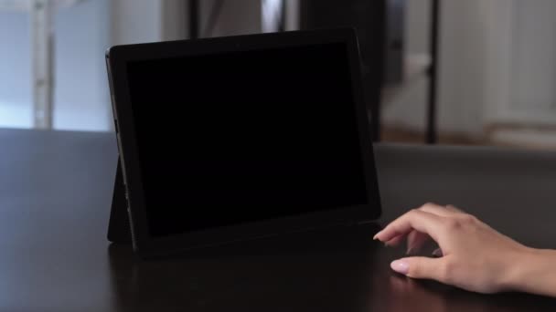 空的屏幕 网络电话 数字会议 无法辨认的压力妇女手牵着平板电脑与模拟的复制空间黑色显示 长视频拍摄 — 图库视频影像