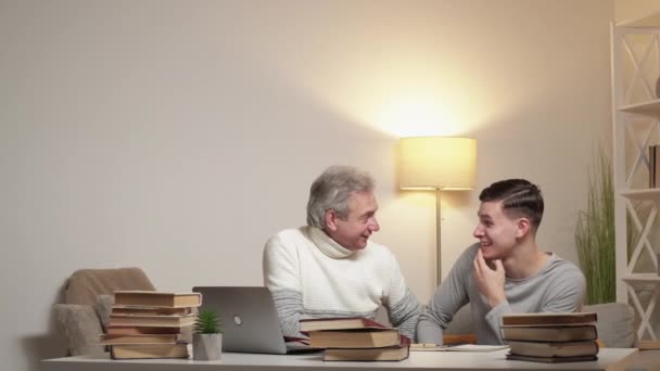 Glückliche Familie Enge Beziehung Freizeit Hause Positive Vater Und Sohn — Stockvideo