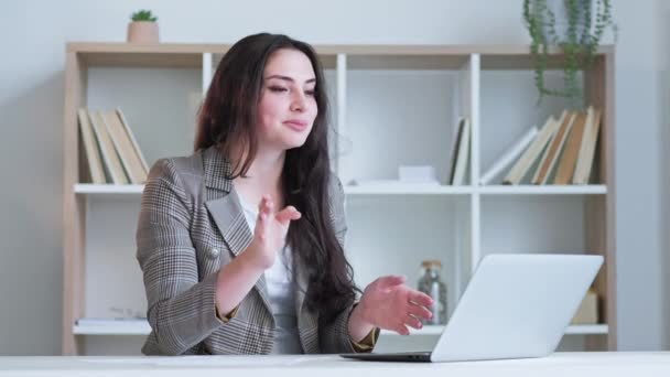 Videointervju Virtuellt Möte Distans Kommunikation Glada Kvinna Talar Online Med — Stockvideo