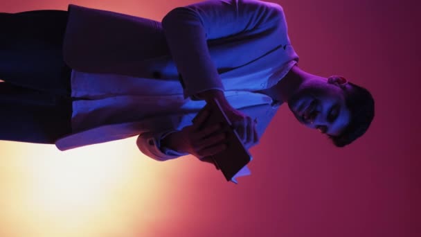 Dikey Video Planlaması Lham Verici Bir Adam Neon Işıklı Portre — Stok video