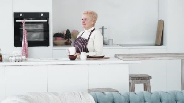 Σπίτι Αρτοποιείο Γυναικεία Κουζίνα Απολαμβάνω Την Ξεκούραση Ευτυχισμένη Χαλαρή Ηλικιωμένη — Αρχείο Βίντεο