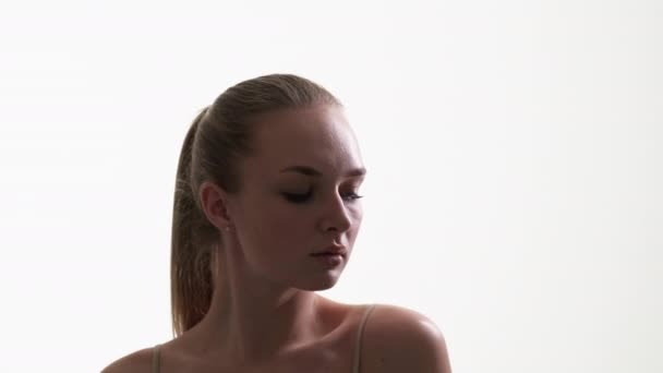 Érzéki Szépség Női Sziluett Portré Testápolás Gyengéd Csinos Pózol Fehér — Stock videók