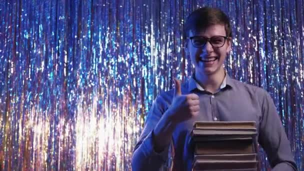 Kluger Mann Glückliche Bildung Porträt Neonlicht Aufgeregter Merkwürdiger Kerl Der — Stockvideo
