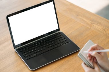 Online eğitim. Çalışan kadın. Bilgisayar modellemesi. Tanımlanamayan bayan laptop boş ekranına bakıyor. Işıklandırma odasının içinde not tutuyor..