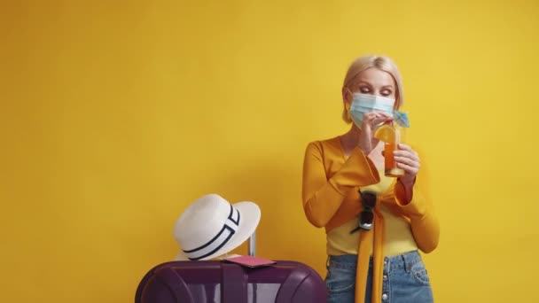 Restrizioni Pandemiche Donna Infelice Vacanze Falliscono Triste Signora Maschera Medicina — Video Stock