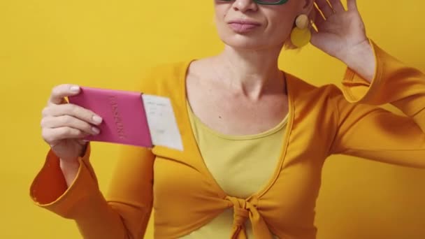 Wachtend Vertrek Zelfverzekerde Vrouw Vakantie Reis Mooie Lachende Dame Zomer — Stockvideo