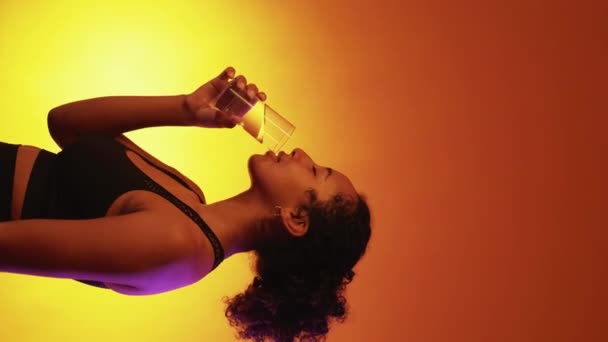 Vídeo Vertical Hidratação Água Mulher Satisfeita Corpo Saudável Senhora Esportiva — Vídeo de Stock