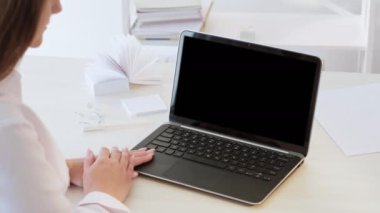 Video toplantısı. Başarılı bir iş. Online sunum. Tanımlanamayan iş kadını laptopta boş fotokopi siyah ekranıyla alkışlıyor..