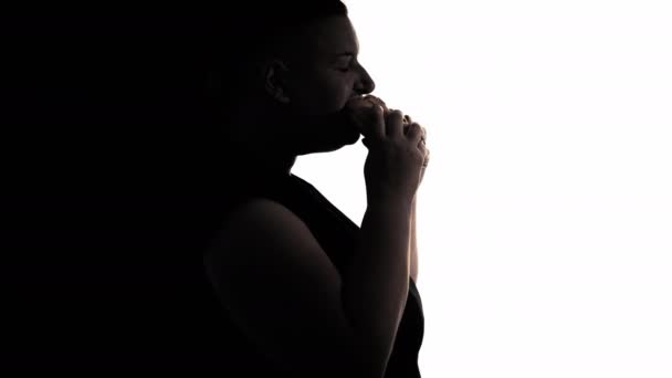 不健康的食物 轮廓的女人 超重的身体 加码饮食与快乐汉堡包的女性肖像 呈单色黑色背景复制空间 — 图库视频影像