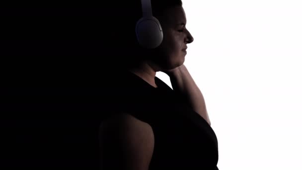 Wibracje Muzyczne Podekscytowana Kobieta Portret Sylwetki Inspirowane Kobieta Uczucie Radości — Wideo stockowe