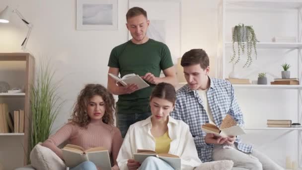 Interesting Literature Inspired Friends Home Study Happy Male Female Students — Vídeo de stock