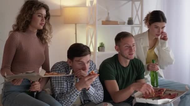 Sportsfejl Venners Møde Hjemme Inspireret Mænd Kvinder Der Spiser Pizza – Stock-video