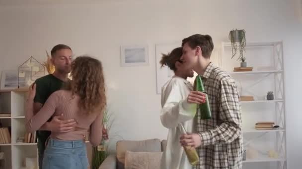 约会派对 一对快乐的夫妇喜欢音乐 两个男人和女人在家里光线明亮的房间里一起跳舞 这很有趣 — 图库视频影像