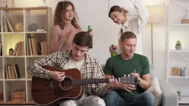 Διασκέδαση Πάρτι Ευτυχισμένοι Φίλοι Απολαμβάνω Μουσική Ενθουσιασμένοι Άνδρες Και Γυναίκες — Αρχείο Βίντεο